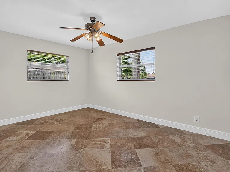 2250 NE 4th Ct — Photo 24