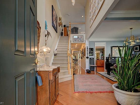 4th image of 207 Sherwood Ct