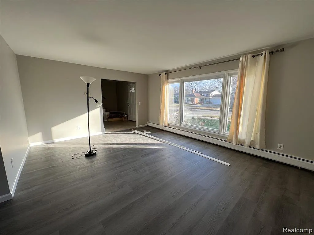 5 bed, 2.5 bath, 3051 sqft, $2,700 — Photo 4