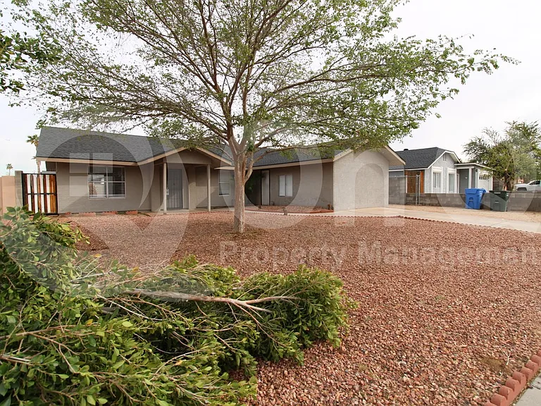 1224 E Huntington Dr — Photo 2