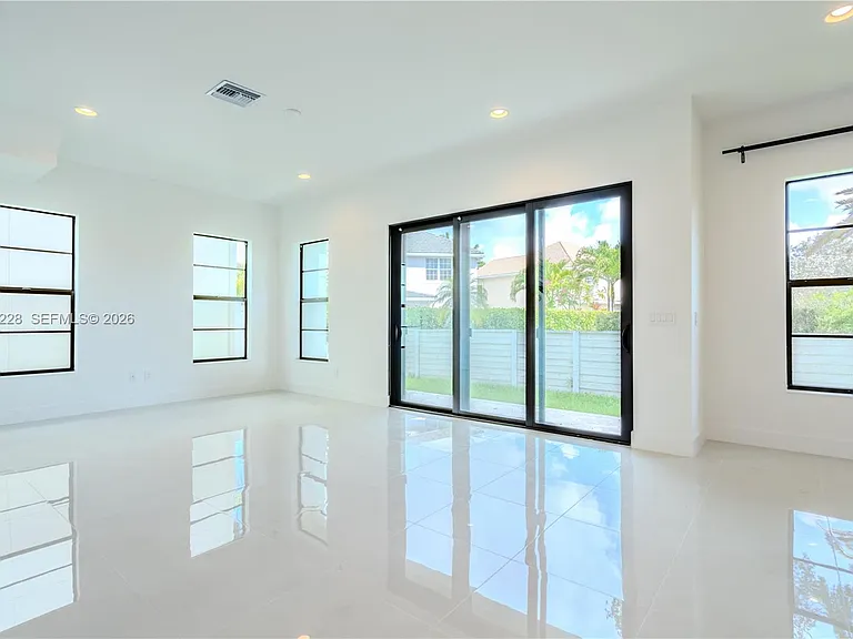 1427 SW 23rd St — Photo 7