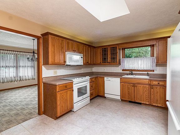 2nd image of 501 S Pinehurst Ln