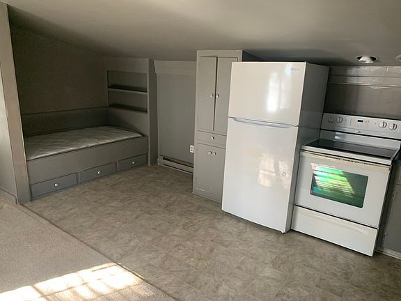 Alcove twin bed for overnight guest!