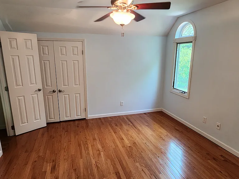 Upstairs right bedroom (bedroom 3)