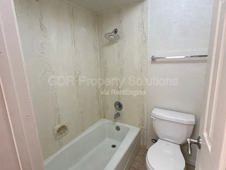 5828 Elmwood Dr NE — Photo 17