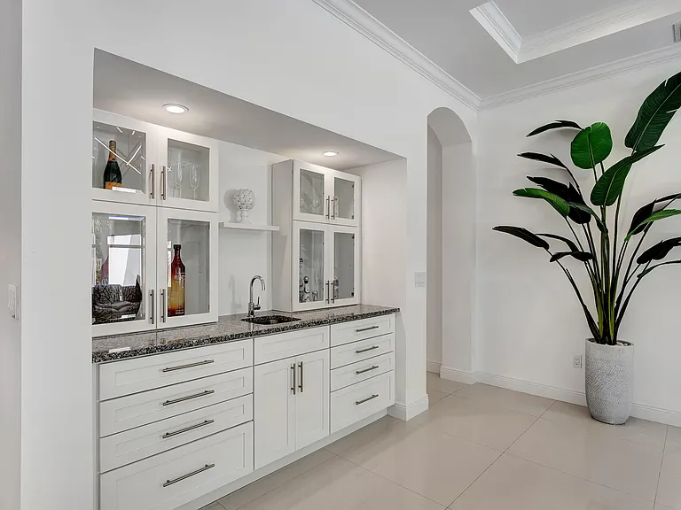 500 NE Wavecrest Way — Photo 3