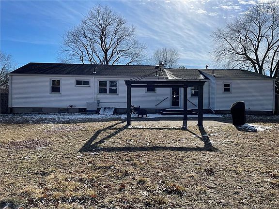 3rd image of 139 Hilton Dr