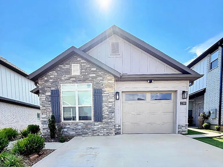 2310 SW Poppy St — Photo 1