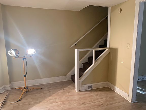 5th image of 914 Lawrence Ave