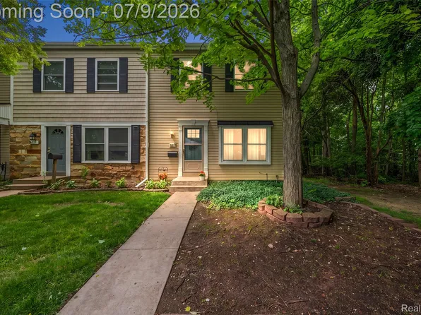 930 Little Hill Ct, Rochester, MI 48307