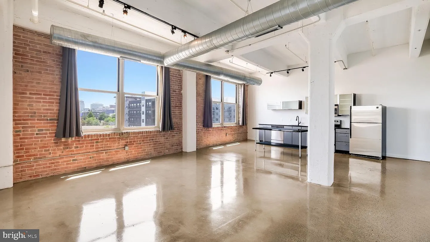 1 bed, 1.5 bath, 1075 sqft, $2,600 — Photo 2