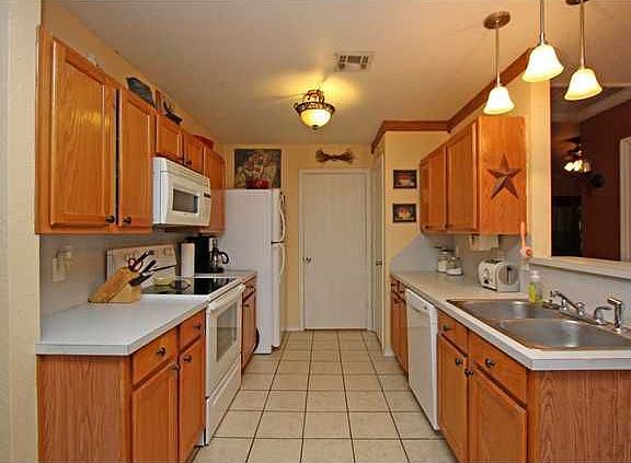 4th image of 916 Periwinkle Dr
