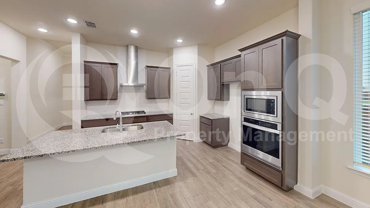 4 bed, 3.0 bath, 2398 sqft, $2,499 — Photo 4