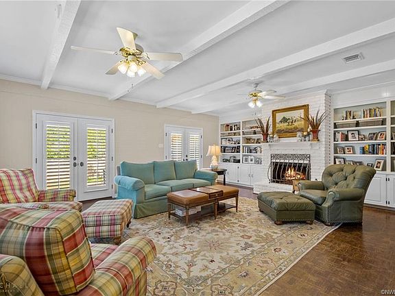 4th image of 301 Acadian Pl