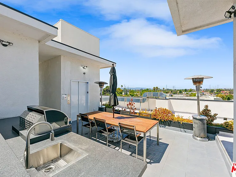 10842 Victory Blvd #201 — Photo 20