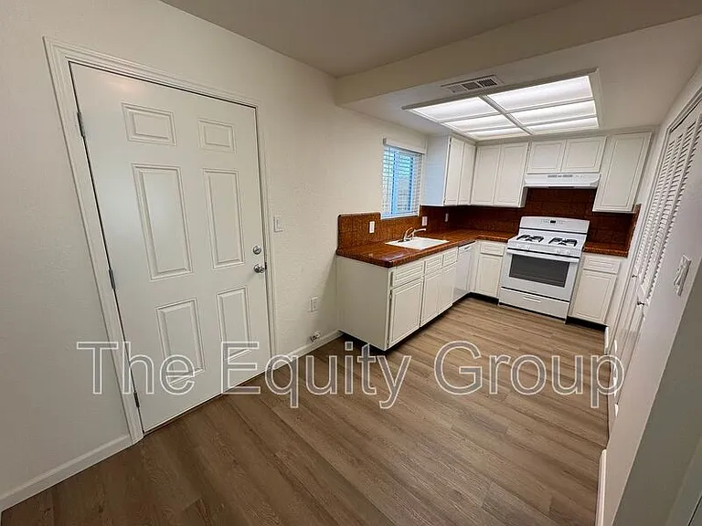1469 Ben Franklin Ave — Photo 9