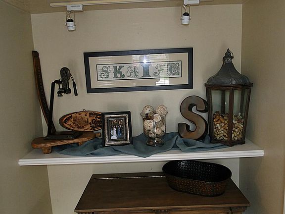 Formalized entry with space for art or furniture
