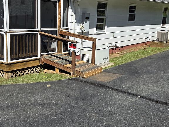 3rd image of 3615 Scottsville Rd