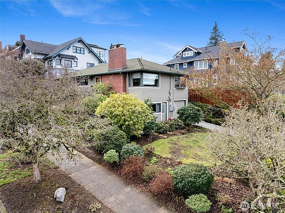 4th image of 2617 Queen Anne Avenue N