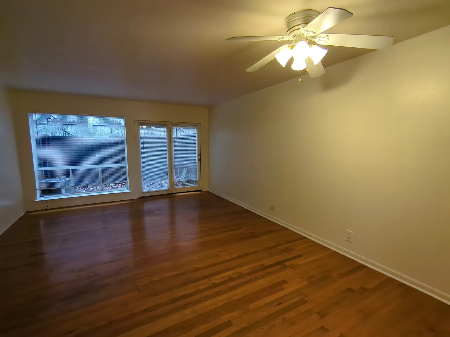 2 bed, 1.5 bath, 1050 sqft, $1,575 — Photo 2