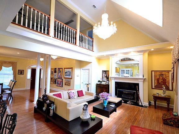 3rd image of 1313 Deerbrook Dr