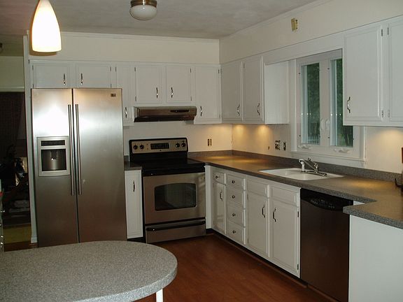 Beautiful Spacious Kitchen