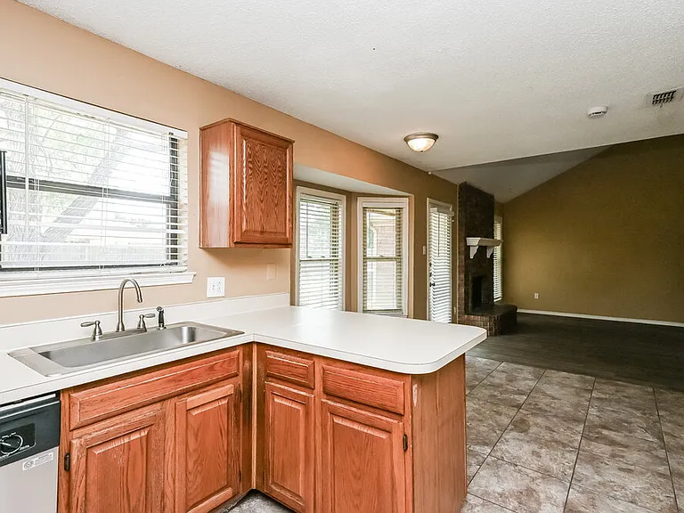 829 Minuteman Dr — Photo 8
