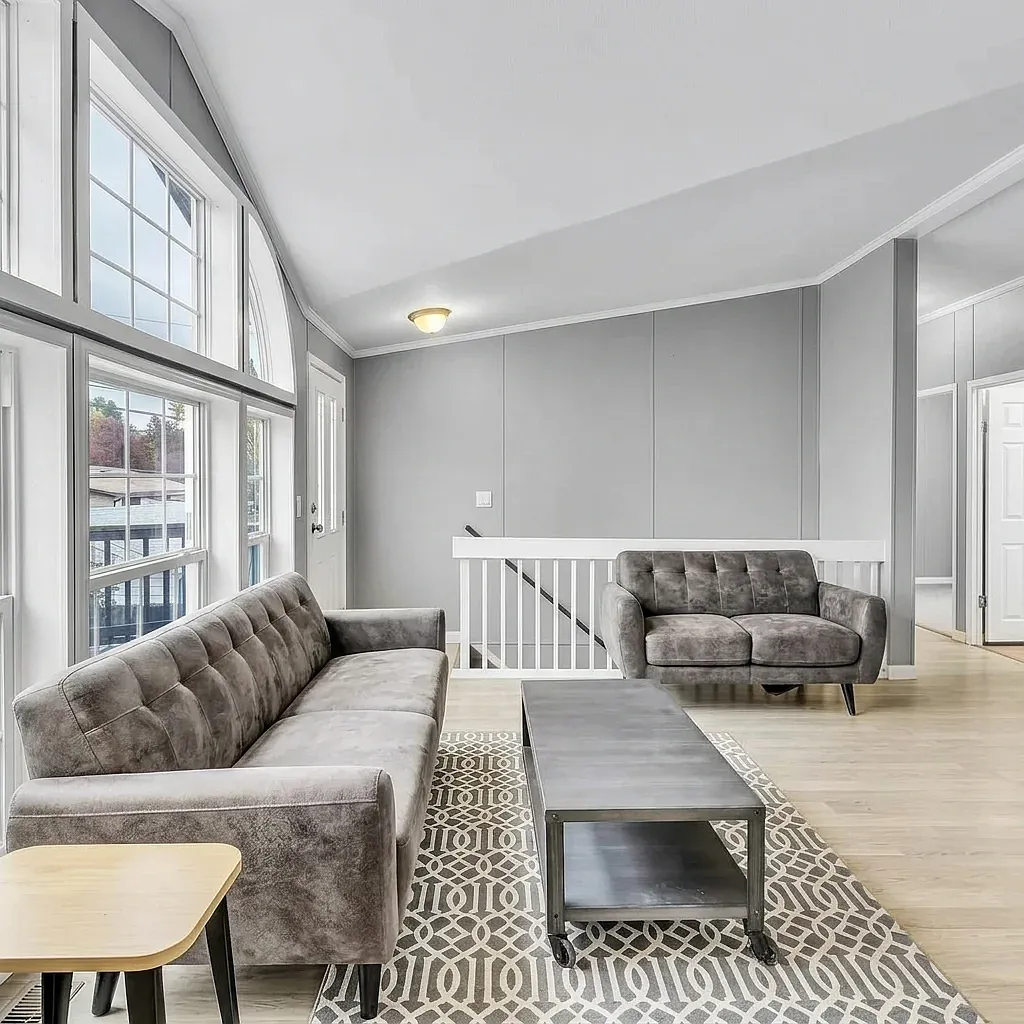 5 bed, 2544 sqft, $720 — Photo 2