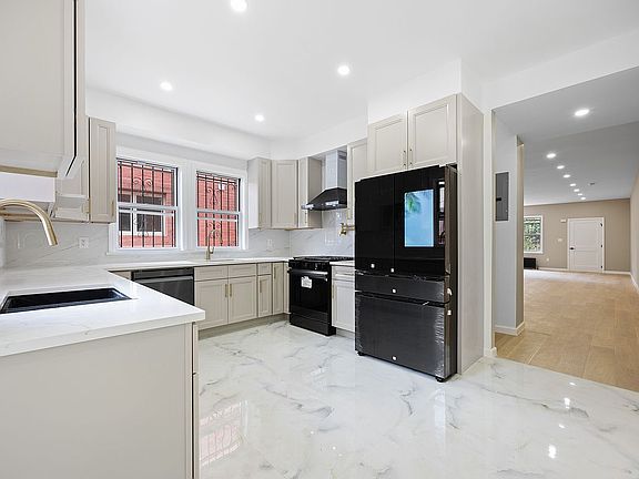 3rd image of 3522 Avenue