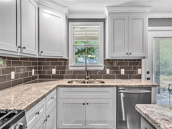 5th image of 607 W Mustang St