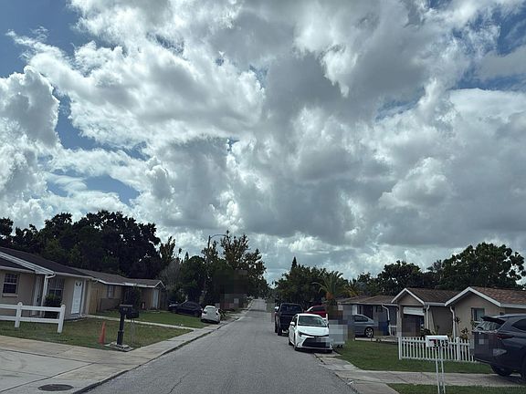 4th image of 9906 Rainbow Ln
