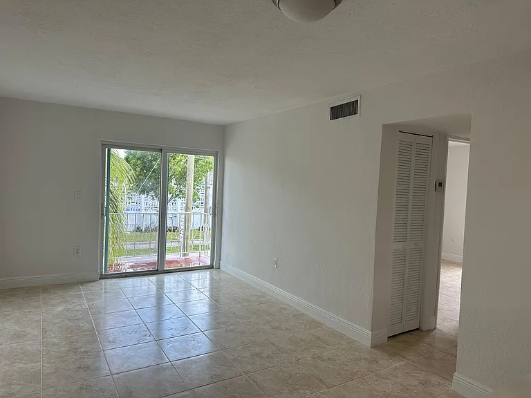 4201 SW 7th St #3 — Photo 5