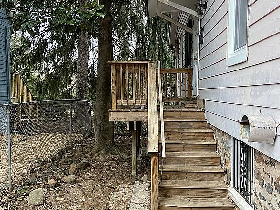 Side Entry to 2nd Fl Apt.