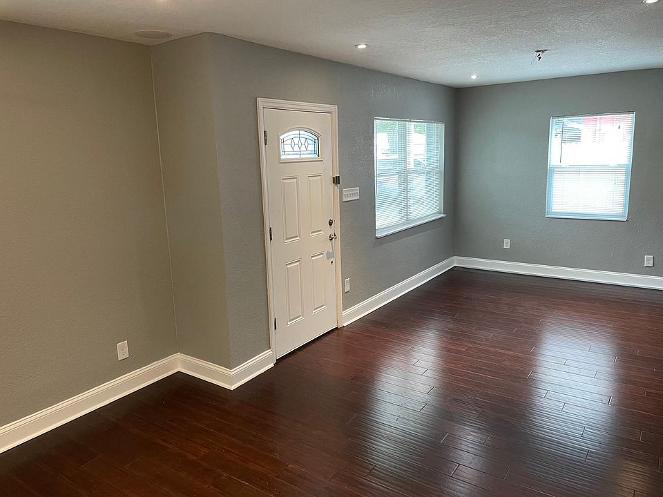 1st image of 3520 W Rogers Ave