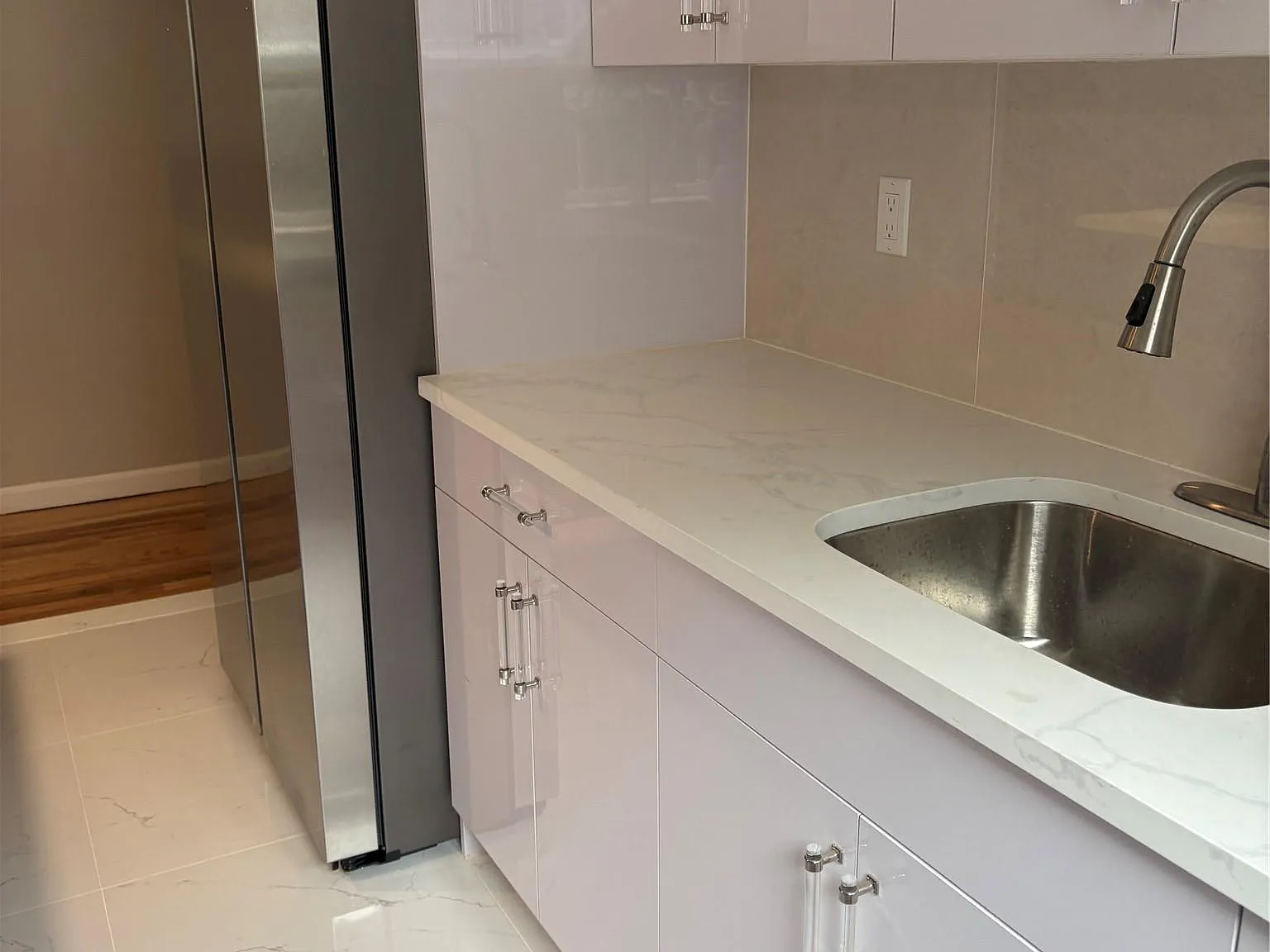3 bed, 2.0 bath, 2550 sqft, $3,200 — Photo 2
