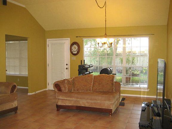 3rd image of 3905 Nightingale Ave