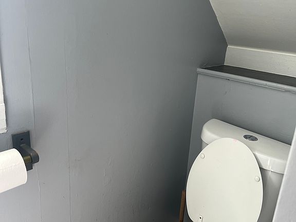 2nd image of 285 Niagara St #2