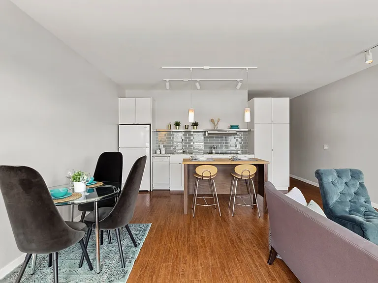 Parkway West Apartments — Photo 14