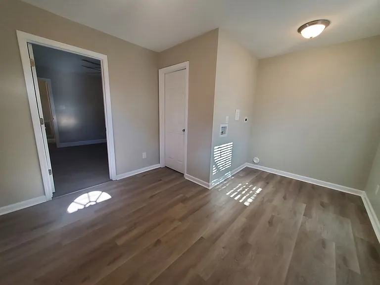 1208 Hillsboro St — Photo 8