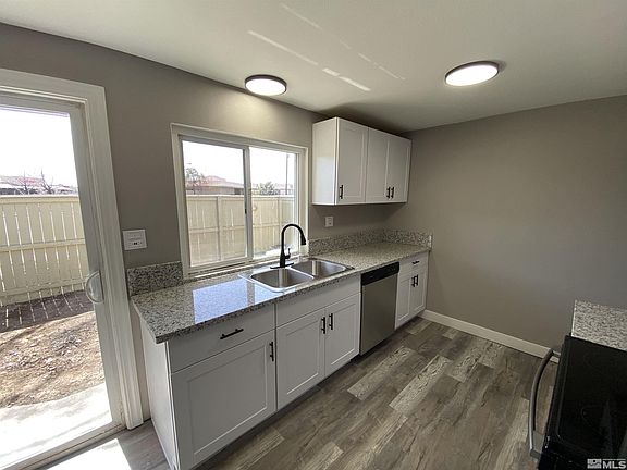 3rd image of 828 Woodglen Dr APT 6