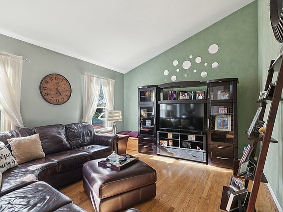 3rd image of 435 Selkirk Dr