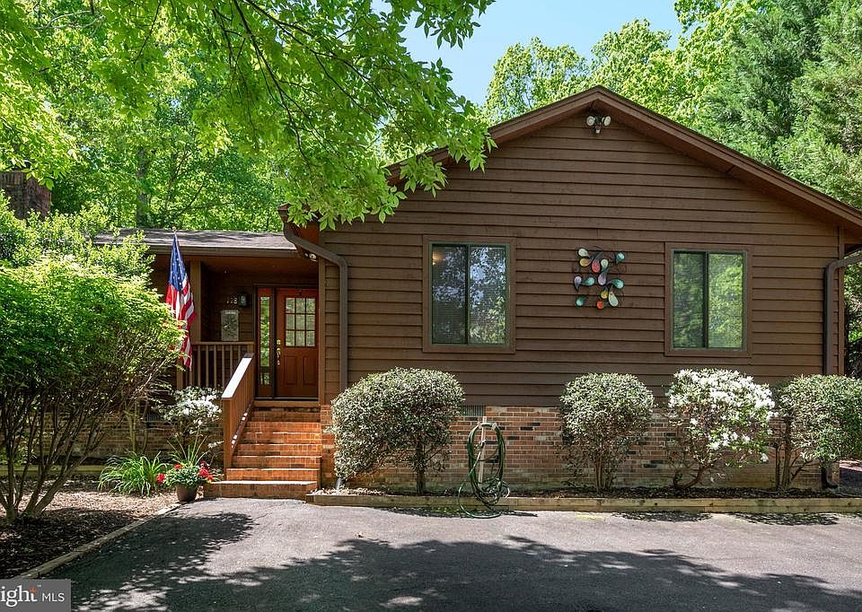 Step In to Fully Appreciate 118 Independence St