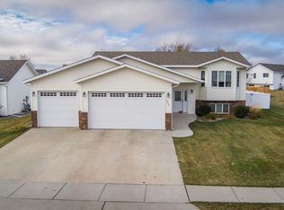 2905 Buckskin Rd SE, Mandan, ND 58554