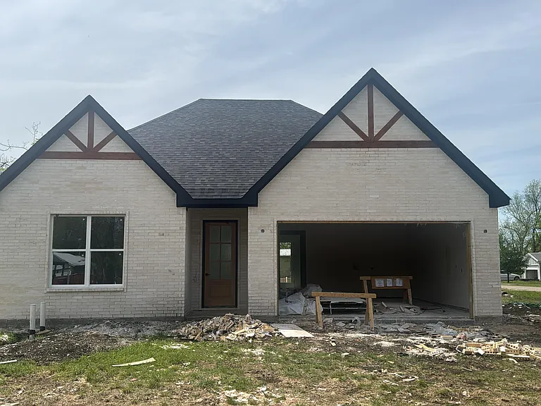 607 N Main St — Photo 1