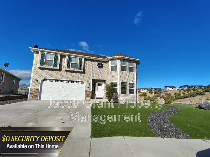 4 bed, 3.0 bath, 2600 sqft, $2,100 — Photo 1