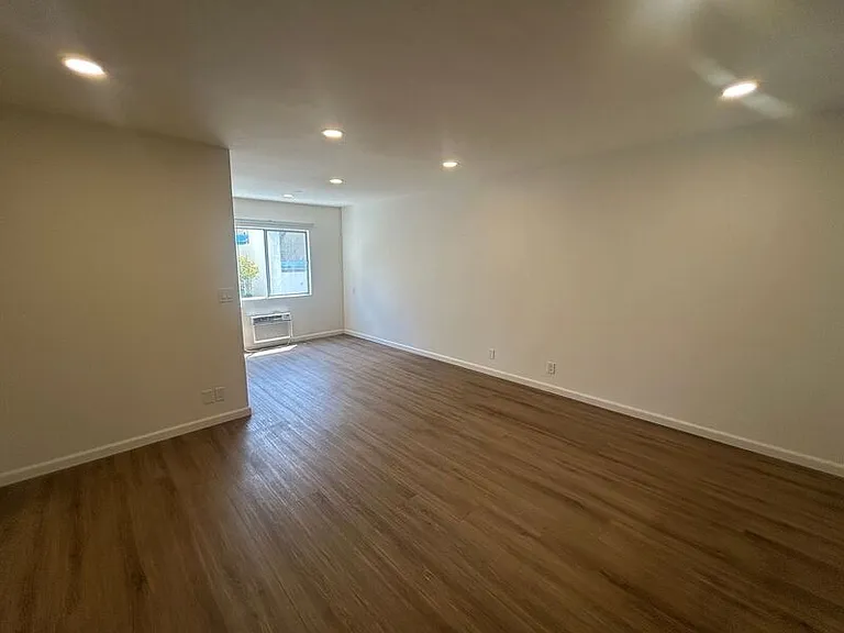 346 N Louise St #11 — Photo 3