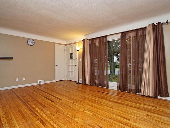 3rd image of 251 E 257th St