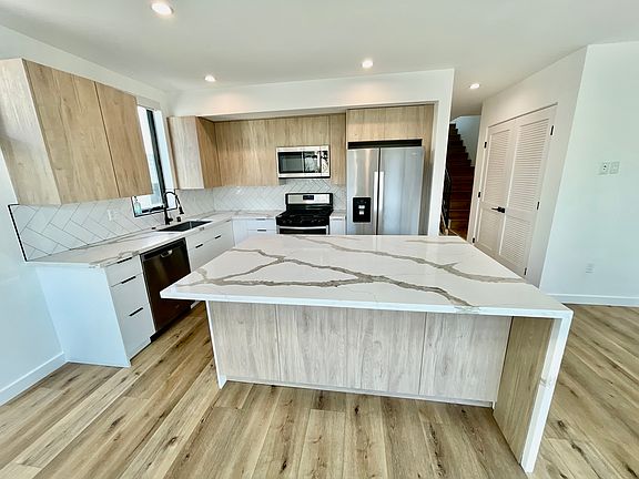 2nd image of 1933 N Vista Del Mar Ave #1/2