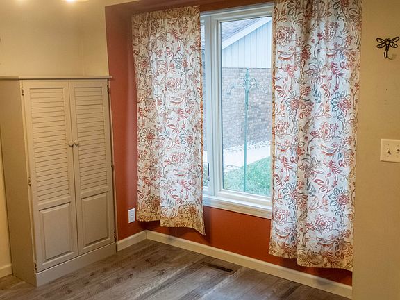 3rd image of 825 Apple Blossom Ln