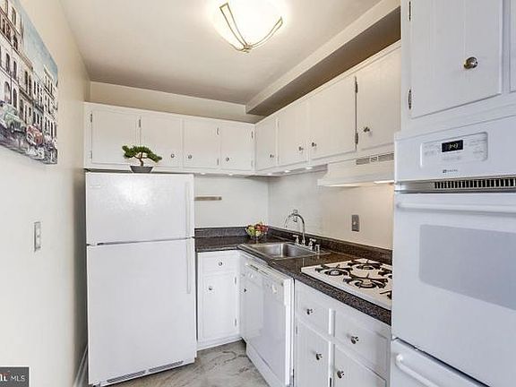 3rd image of 10201 Grosvenor Pl APT 1424